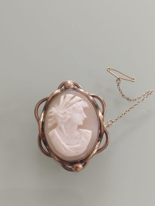 lindo broche  antigo com camafeu