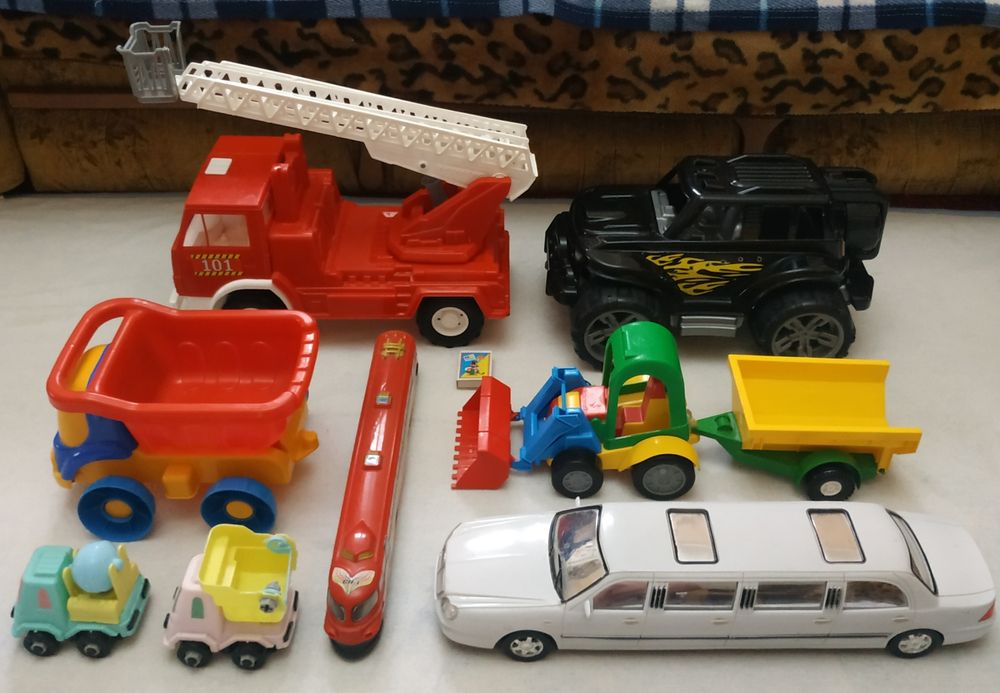 Машинки игрушки разные