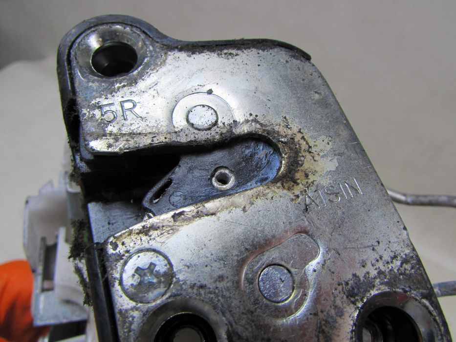 Mitsubishi Canter Fuso 7C15 Zamek Drzwi Lewy Przod 13-21