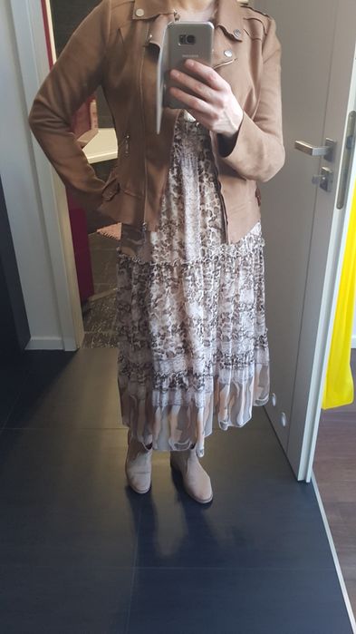 Beżowa sukienka z delikatnej tkaniny