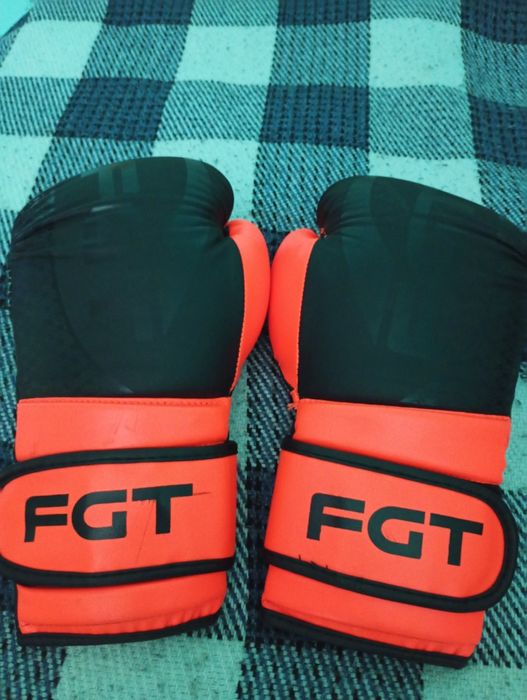 Боксерські рукавиці розмір 10 унцій стан новий