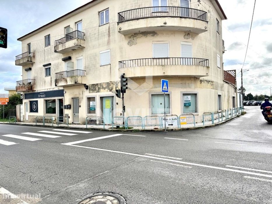 Loja de rua, sita na estrada principal, centro da Maceira.