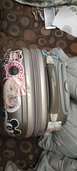 Продам чемодан пластиковый