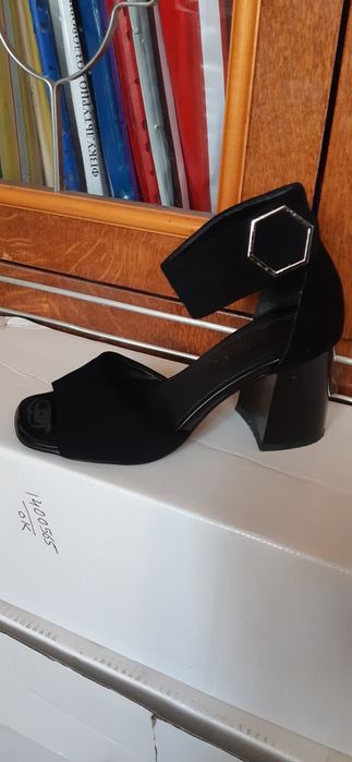 Босоножки замшевие 35р