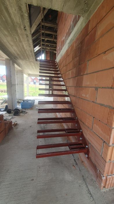 Schody półkowe wspornikowe wiszące - konstrukcja stalowa