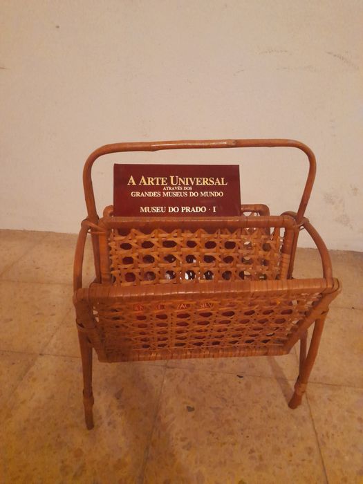 Porta-revistas, em verga