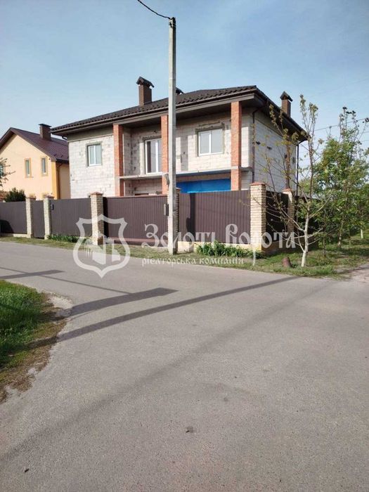Будинок, 2 пов. Під ремонт. с. Погреби, Броварський район