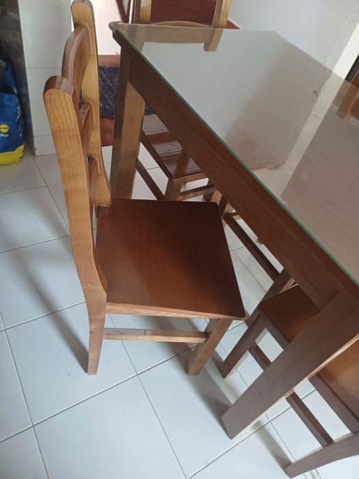 Cadeiras em madeira maciça