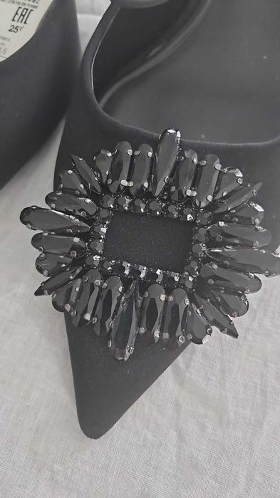 Zara eleganckie czółenka z broszką