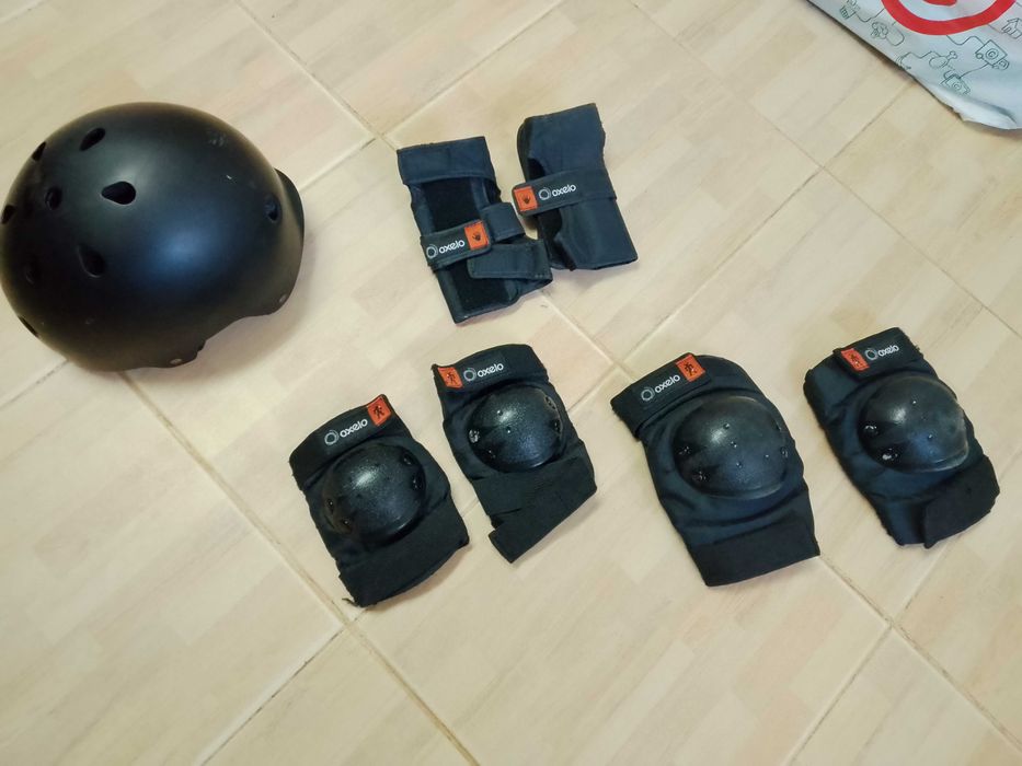 Conj joelheiras, cotoveleiras, luvas e capacete 8/12 anos como novo