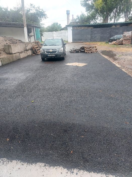 Гараж з гідравлічним підйомником.