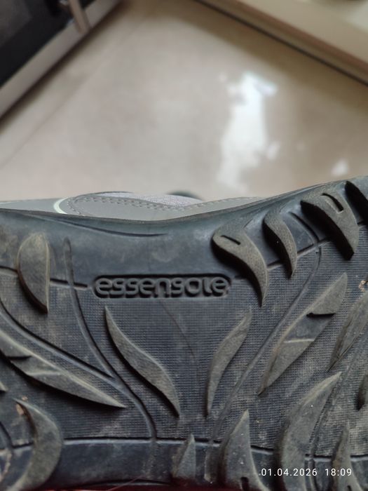 Кросівки фірмові