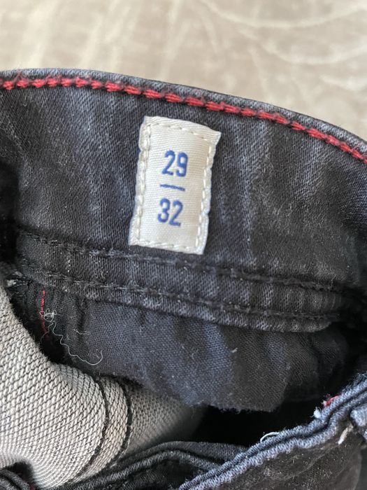 Czarne spodnie jeansowe