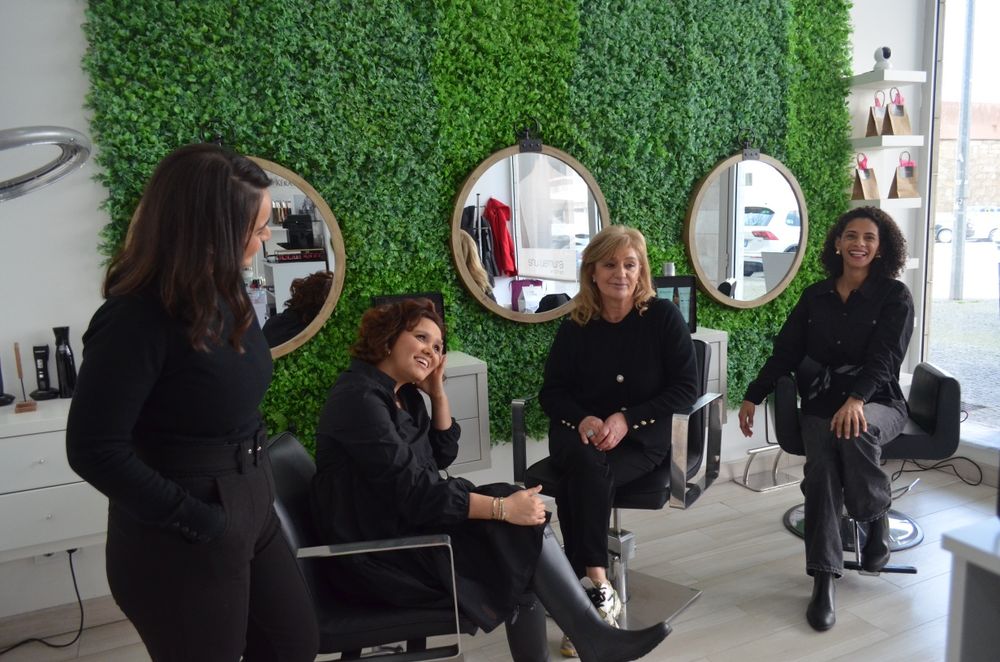 Precisa-se de Cabeleireira e Designer de Sobrancelhas