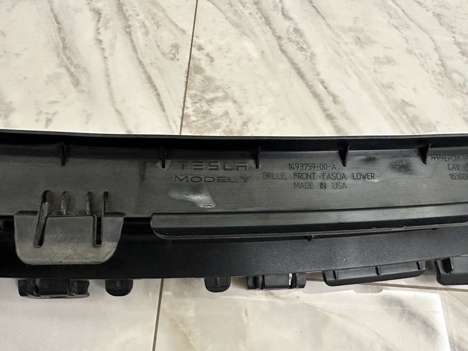 Решітка переднього бампера Tesla Model Y 20-25