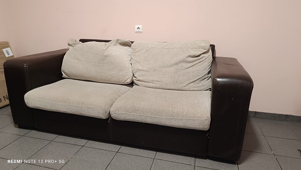 Sofá pele com almofadas em tecido