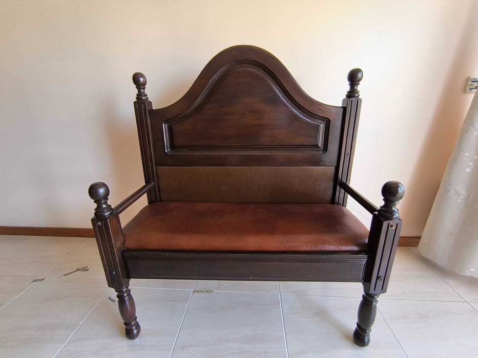 Banco clássico em madeira