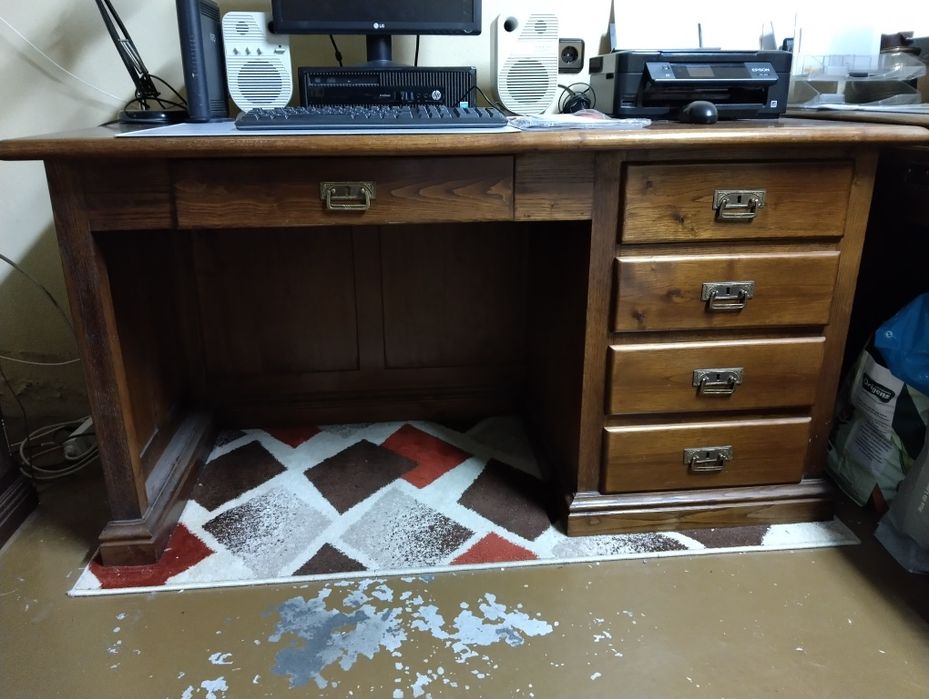 Secretária em madeira maciça de castanheiro (tampo em aglomerado)