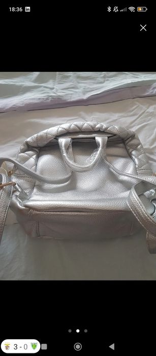 Mochila prateada nova