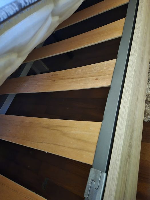 Cama de casal com mesinha