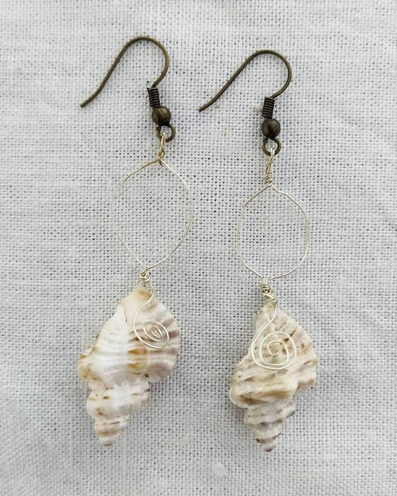 Brincos pendentes com Búzios