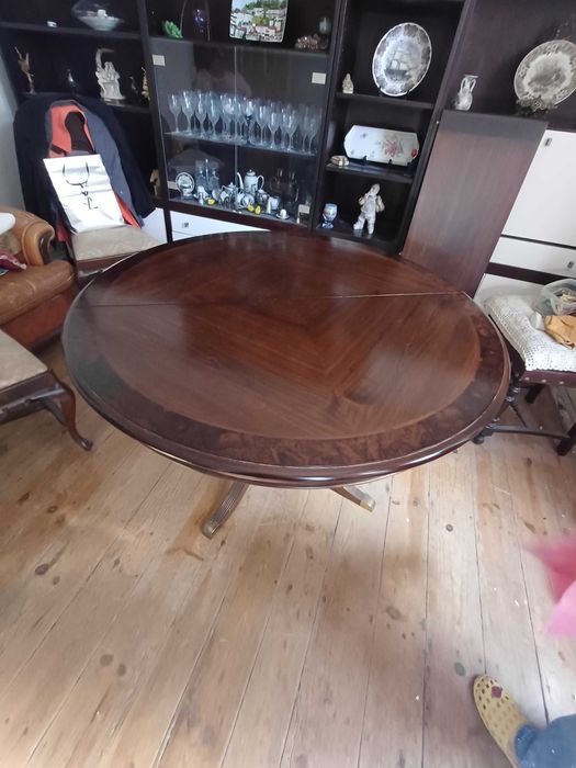 Conjunto mesa e cadeiras mogno