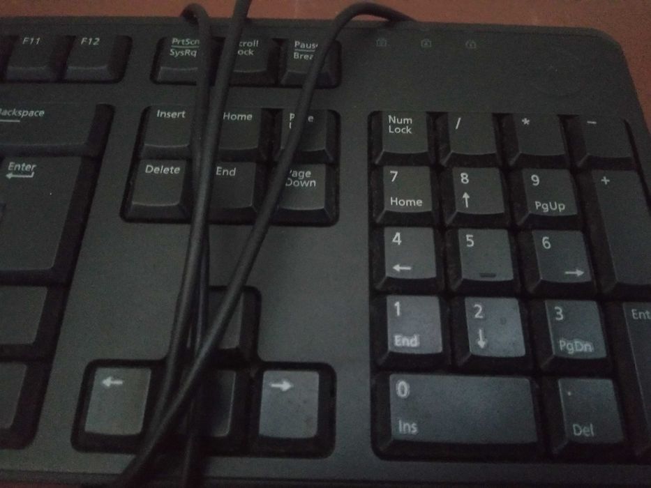 1 TECLADO HP - Muito Bom Estado