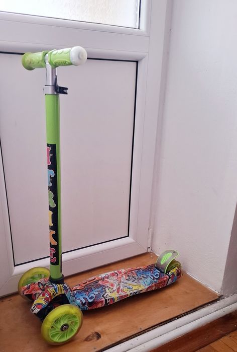 Продам самокат трьох колісний дитячий