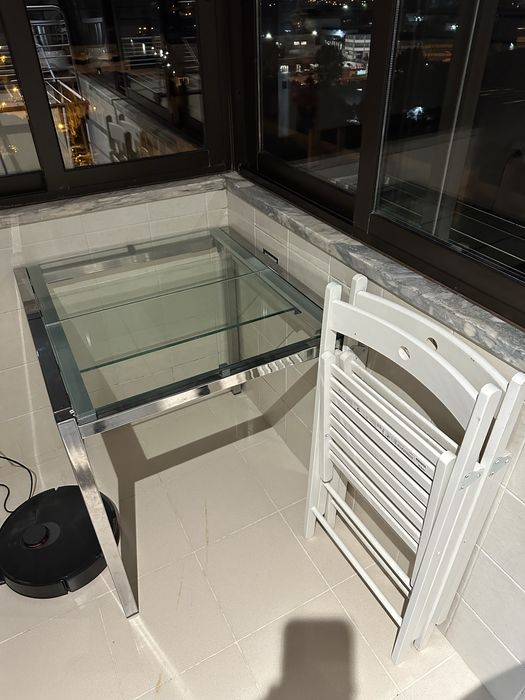 Conjunto mesa de vidro e cadeiras