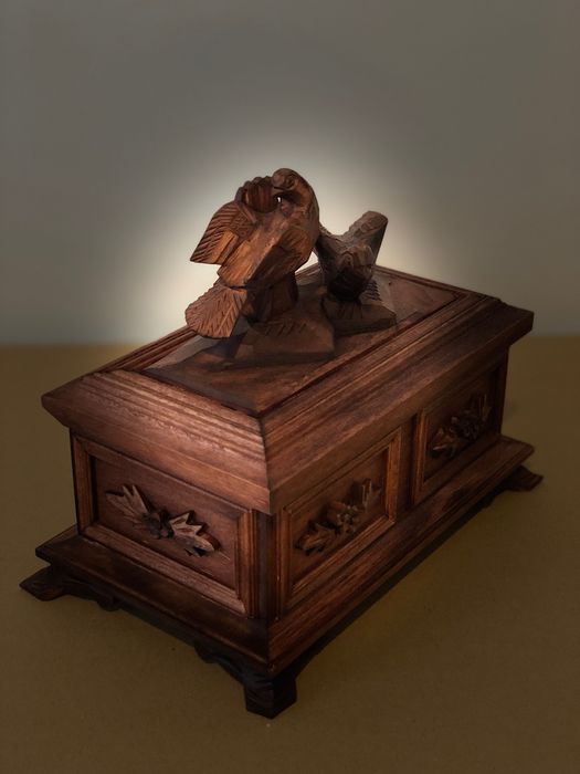 Szkatułka ręcznie rzeźbiona