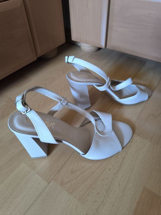 Jasnobeżowe buty Venezia rozmiar 38
