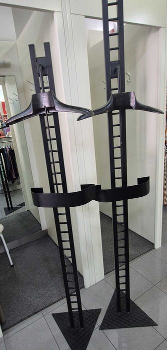 Cabide expositor manequim – design moderno preto