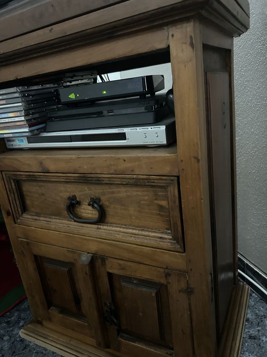 Movel em madeira com gaveta e portas de arrumaçao