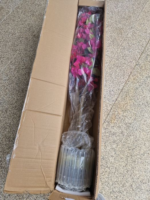 buganvília artificial com flores rosa-choque vibrantes tem aproximadamente 130 cm de altura