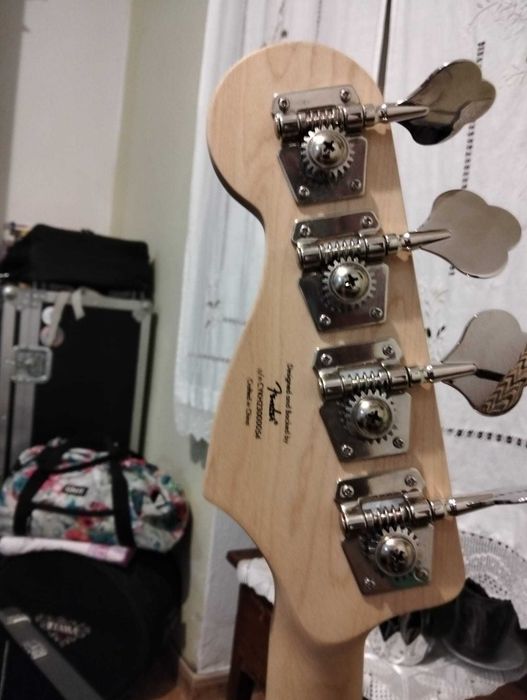 Baixo elétrico squier jaguar jazz bass,  cor preto
