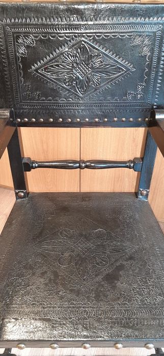 Mesinha e 2 cadeiras antigas