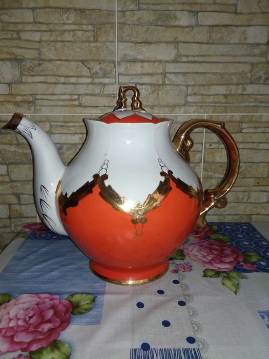 Фарфоровый чайник Бутон. Новый.