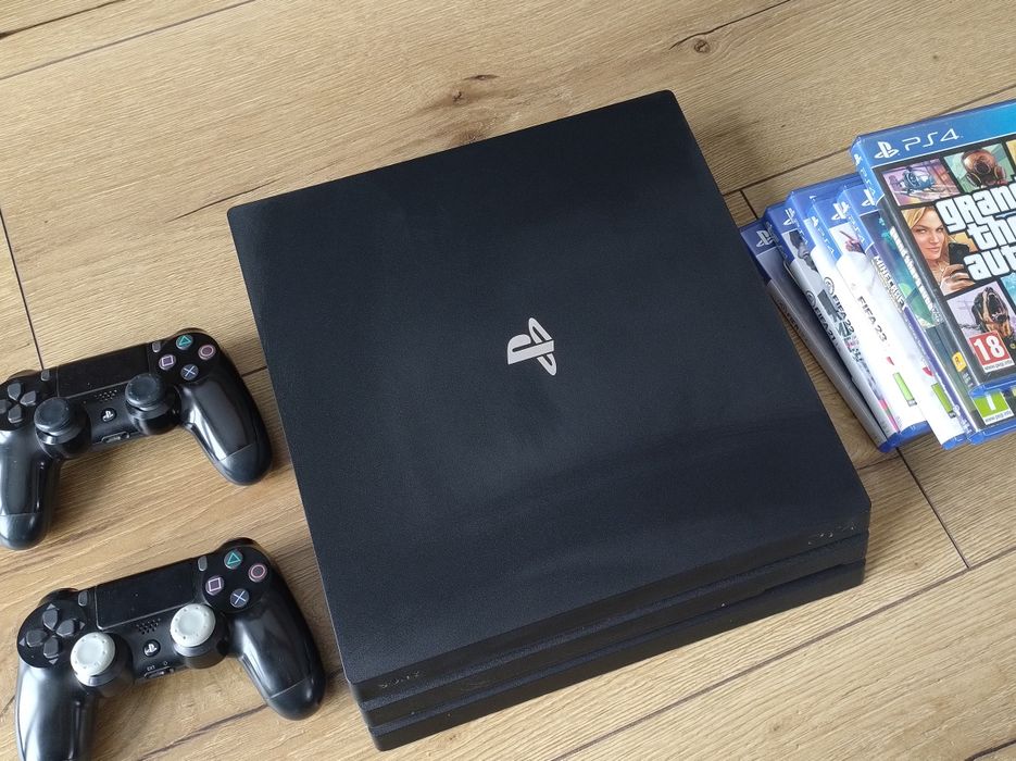 Konsola Ps4 pro , 2 pady gry