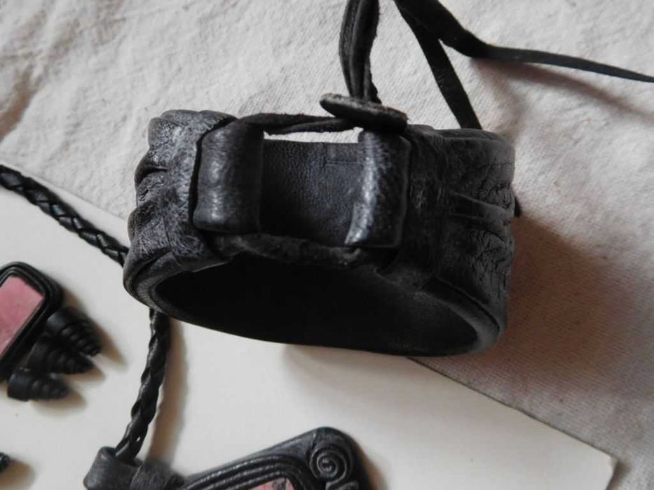 Украшения из кожи и камня