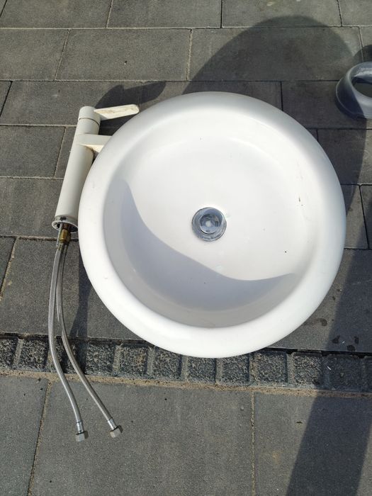 Umywalka z baterią