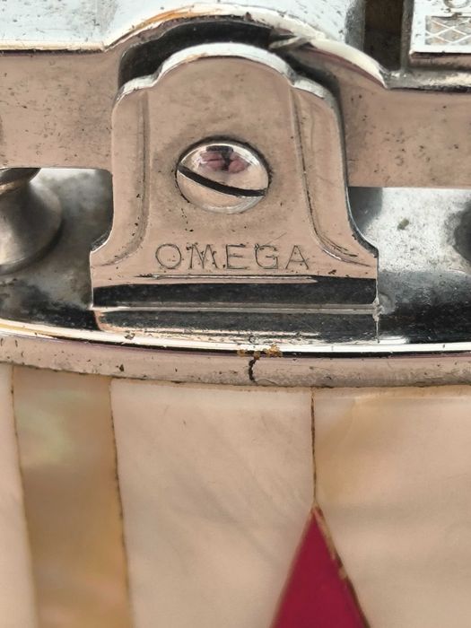 Isqueiro antigo, colecionável em madre pérola da marca Omega
