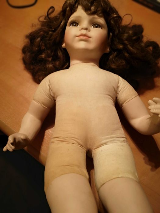 Boneca de porcelana antiga