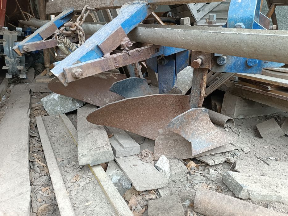 Плуг двокорпусний