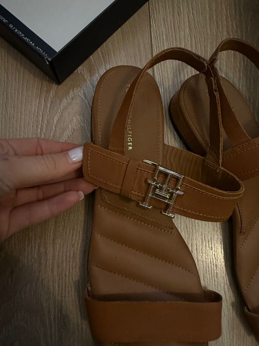 Sprzedam sandałki Tommy Hilfiger – 150 zł