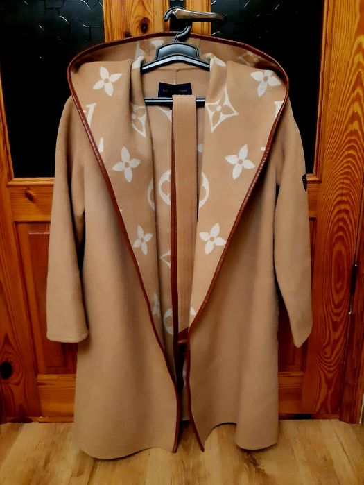 Фирменное стильное пальто LV