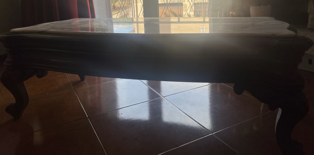 mesa central com tampo em mármore