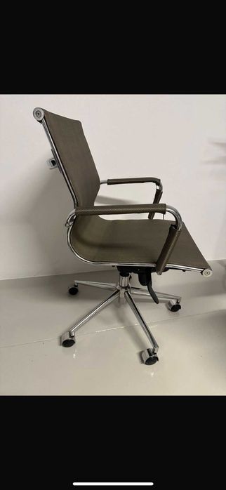 High-quality office chair with casters!
