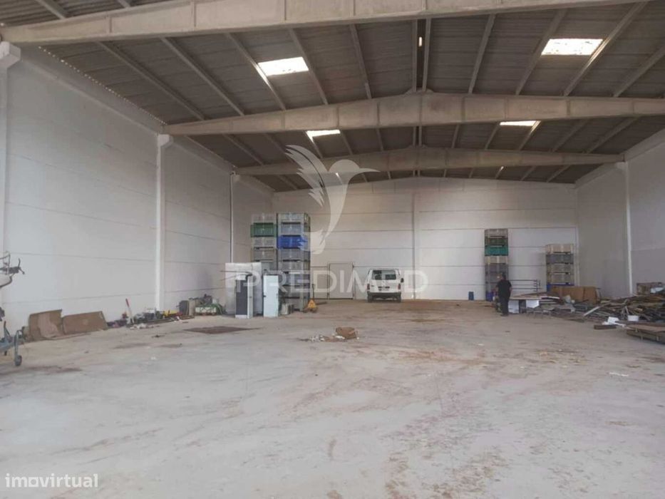 Armazém com 800 m2 ,Palmela.