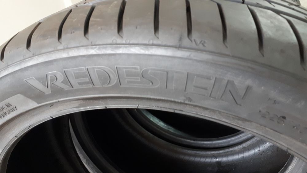 Quatro pneus novos 225/40ZR18 92Y Vredestein Giugiaro p/ Mercedes CLA