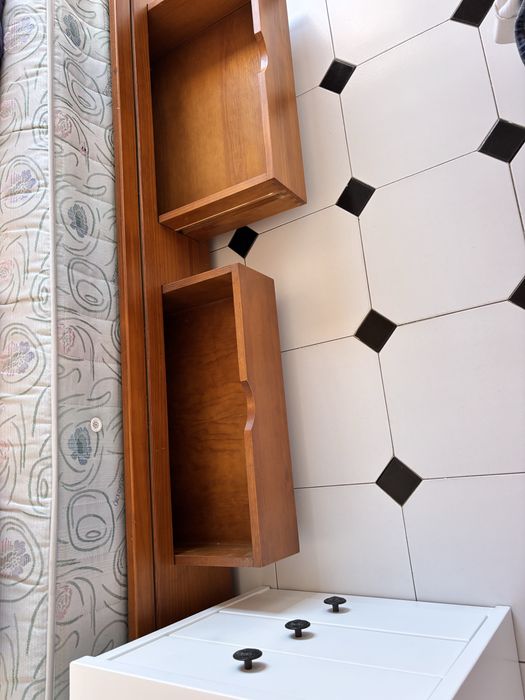 Cama em pinho mel com 4 gavetões + estrado + colchão